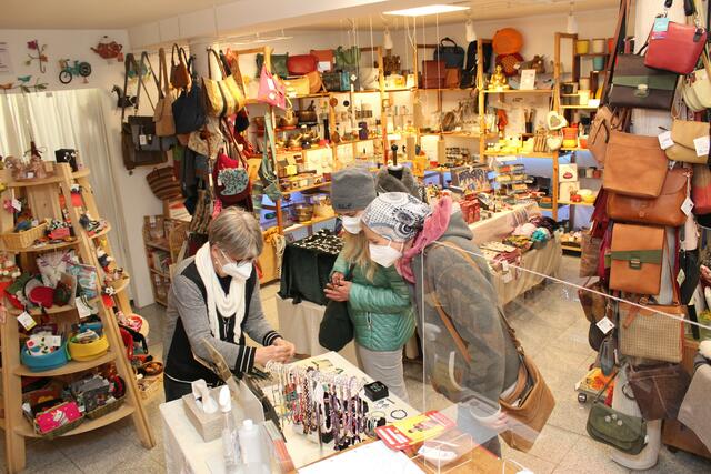 Der Eine Welt Laden Pirapora e. V. hat sich zum Ziel gesetzt, Kleinbauern und Kleinhandwerker in Entwicklungs- und Schwellenländern durch faire Preise zu unterstützen.  | Foto: Elisabeth Steinbüchler