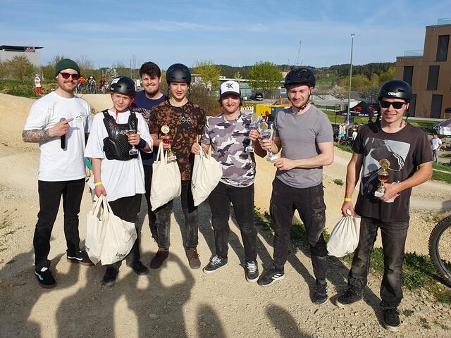 Von links nach rechts: Andi Küster (Moderator), Riccardo Gabriel (2. Platz Best Trick Contest, 3. Platz Last Person Standing), Felix Grimm (Stadtjugendpfleger), Jonathan Zamadke (1. Platz Best Trick Contest), Jonas Lindermair (2. Platz Last Person Standing), Serhii Mishutin (1. Platz Last Person Standing), Max Rehr (3. Platz Best Trick Contest)  | Foto: Stadtjugendpflege