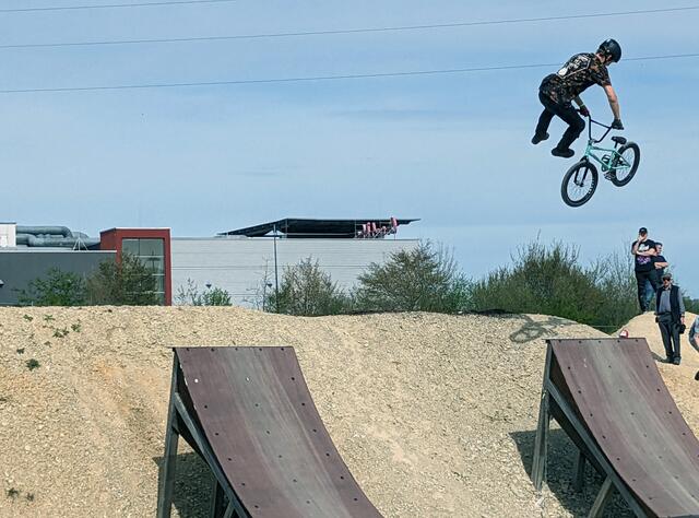Der erste IlmJam fand am 22. April 2023 am Dirtpark in Pfaffenhofen mit etwa 100 Fahrenden und vielen Besuchern bei bestem Wetter statt. 