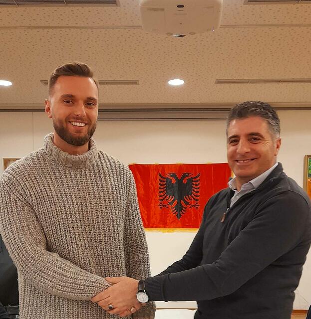 Gazmend Dashi (rechts) übergab das Amt des 1. Vorsitzenden an Argent Ferizi.