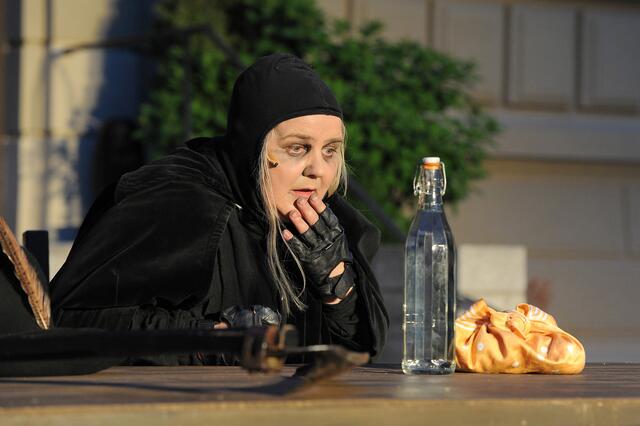 Adelheid Bräu spielt den Boanlkramer. | Foto: Gabi Hartmann