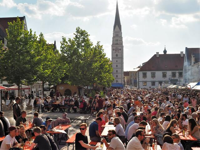 In den vergangenen Jahren lockte das Pfaffenhofener Weinfest an warmen Sommerabenden stets mehrere tausend Besucher auf den romantischen Hauptplatz in Pfaffenhofen  | Foto: Wolfgang Inderwies