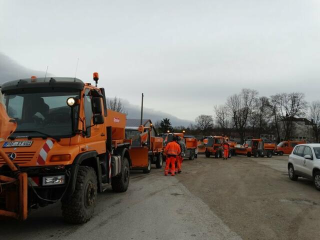Im meterlangen Konvoi ging es 2015 mit allen Mitarbeitenden des Bauhofes in Richtung neue Betriebszentrale.   | Foto: st