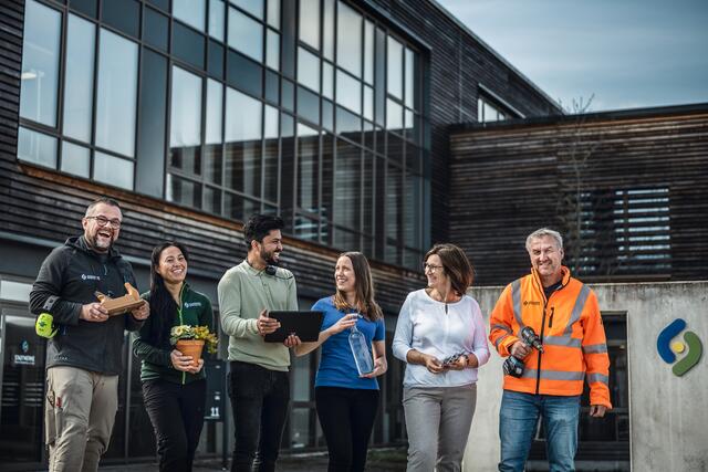 So vielfältig wie die Stadtwerke sind auch die Mitarbeiterinnen und Mitarbeiter.  | Foto: Kerstin Rysavy