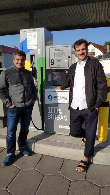 An der Seite von Schorsch Hackl (links) wurde 2019 die erste Biogas-Zapfsäule im Landkreis eröffnet.  | Foto: Stadtwerke Pfaffenhofen