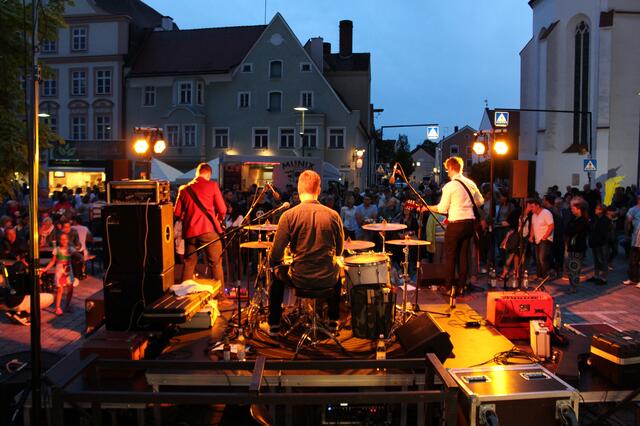 Live-Musik auf mehreren Bühnen laden zum Tanzen ein. 