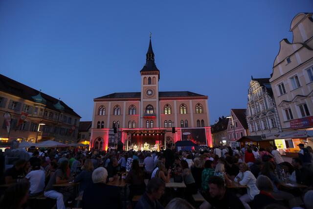 Den Abschluss machte der ghanaische Singer-Songwriter und Multi-Instrumentalist Adjiri Odametey. | Foto: Florian Schaipp