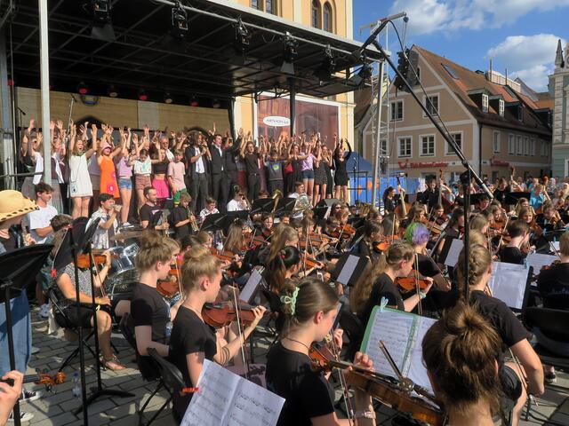 Zum "Baba Yetu" - einer Vertonung des Vaterunser auf Swahili kamen alle Teilnehmenden zusammen.