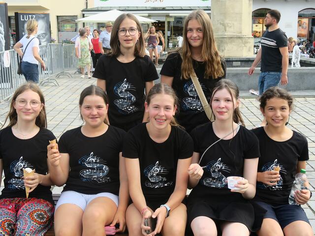 Einige Mitglieder des Orchesters des Schyren-Gymnasiums nach dem Eröffnungsauftritt.