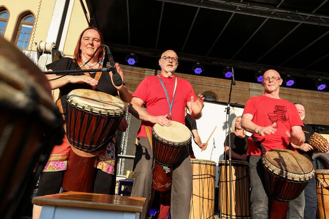 Die Augsburger Percussion-Gruppe Komazama auf der Bühne bei der Internationalen Nacht.