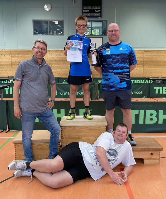 Gemeinsam mit Vater Thomas, Coach Christian Bolzer und Fan Thomas Pögl