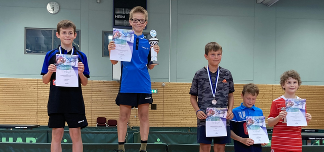 Die Siegerehrung und Simon ganz oben auf dem Treppchen