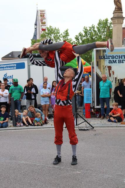 Straßenkünstlerinnen und -künstler wie das Duo „Cia JoCa“ präsentierten ihre humorvolle Artistik-Show. | Foto: Stadt Pfaffenhofen