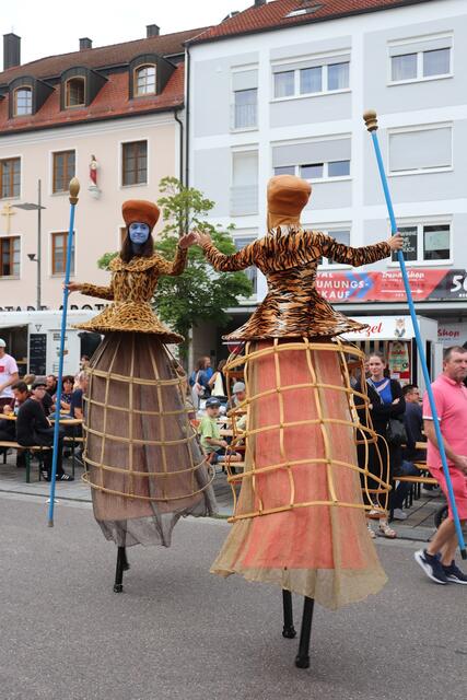 Der Walking-Act „Die Stelzer“ war an beiden Tagen in der Innenstadt unterwegs.  | Foto: Stadt Pfaffenhofen