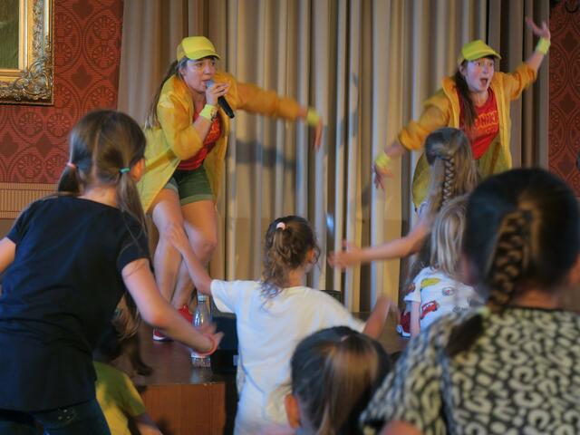 Große Kinder-Mitmach-Konzert-Party im Festsaal mit Larissa und Caro von der DONIKKL Crew | Foto: Stadt Pfaffenhofen