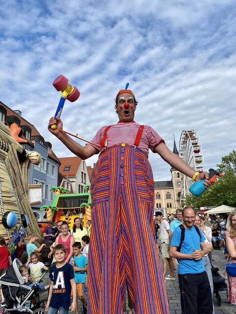 Der Clown Toni Toss brachte Klein und Groß zum Lachen. | Foto: Simone Brinkmann 