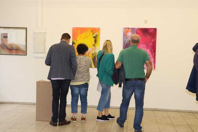 Malereien, Grafiken, Skulpturen, Objekte und Installationen zeigten Silvia Gürtner, Wolfgang Jung, Robert Rist und Matthias Wurm bei ihrer Ausstellung „Güriwuju“. | Foto: Stadt Pfaffenhofen