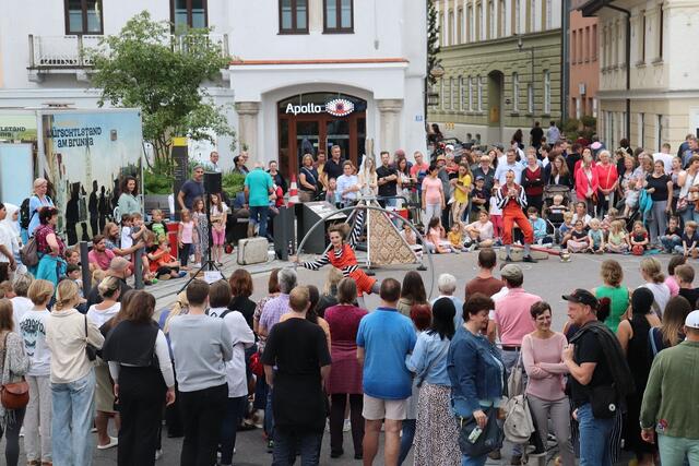 Straßenkünstlerinnen und -künstler wie das Duo „Cia JoCa“ präsentierten ihre humorvolle Artistik-Show. | Foto: Stadt Pfaffenhofen