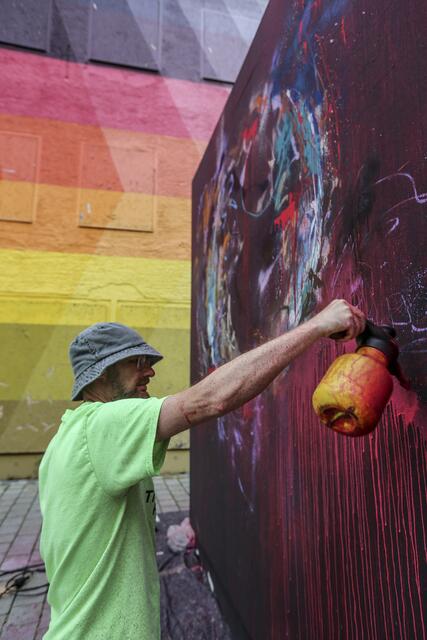 „Abstraktion meets Graffiti“: Patrick Hartl bei der Live-Malaktion in der Frauenstraße.  | Foto: Florian Schaipp