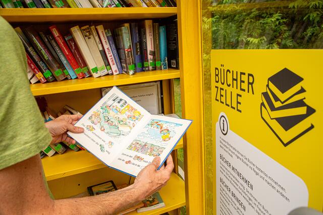 Die Bücherzelle enthält Bücher verschiedenster Genres.