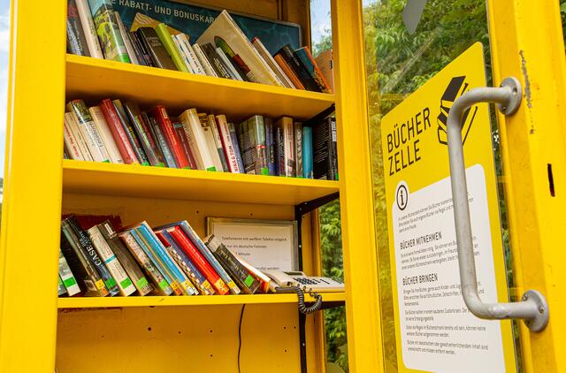 Die neue Bücherzelle im Freibad funktioniert durch Geben und Nehmen.