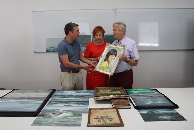 Bürgermeister Thomas Herker nimmt die Sammlung von Prof. Dr. Klaus Englert und Marianne Nefzger dankend an.