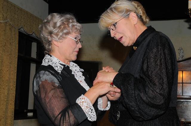 Im April 2009 feierte der TSK die Premiere von „Arsen und Spitzenhäubchen“ mit Anita Promberger als Tante Abby und Inge Stadler als Martha. | Foto: Theaterspielkreis Pfaffenhofen