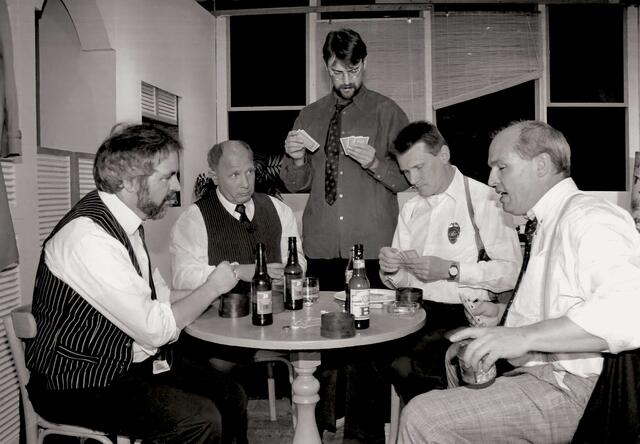 Bekannte Pfaffenhofener Gesichter (v. l. n. r.): 1997 waren in der Boulevardkomödie „Ein seltsames Paar“ Kulturreferent Reinhard Haiplik, Fritz Sommer, Altlandrat Martin Wolf, Johannes Schauer und Theo Abenstein, Fraktionssprecher der CSU im Stadtrat zu sehen. | Foto: Theaterspielkreis Pfaffenhofen