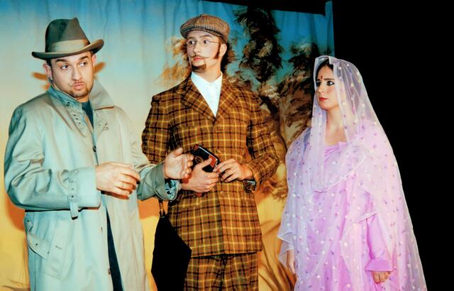 1999: „In 80 Tagen um die Welt“ mit Harald Langer, Sebastian Hepperle und Susanne Hechinger. | Foto: Theaterspielkreis Pfaffenhofen