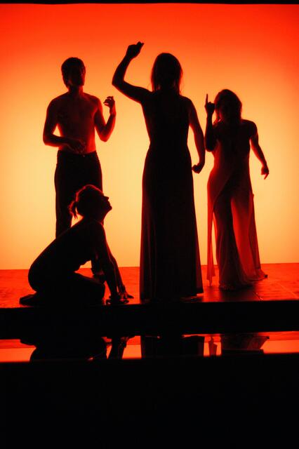 Elektra, eine Tragödie, basierend auf dem gleichnamigen Werk des griechischen Dichters Sophokles, wird unter der Regie von Falco Blome 2004 auf der Bühne zum Leben erweckt. | Foto: Theaterspielkreis Pfaffenhofen