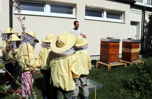 Sven Kindler beantwortet die Fragen der Klasse 2a.