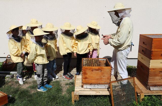 Sven Kindler beantwortet die Fragen der Klasse 2a.