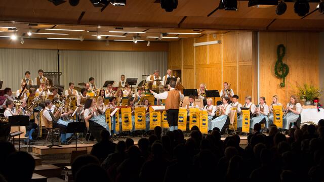 Die Stadtkapelle und De Stoakirchana geben ein Konzert im Innenhof des Landratsamtes.