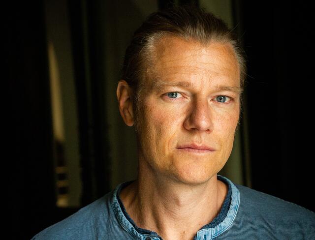 Nico Bleutge leitet das Literatur-Symposium und moderiert die Abschlusslesung im Festsaal.  | Foto: DirkSkiba