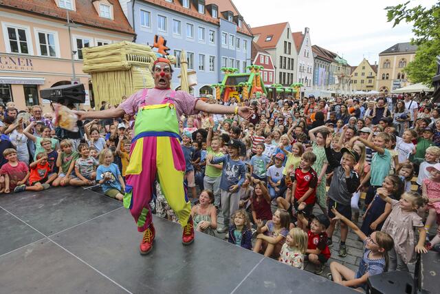 Der Clown Toni Toss brachte bei den Langen Nächten der Kunst und Musik Klein und Groß zum Lachen. | Foto: Florian Schaipp