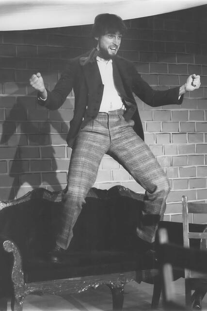 Altlandrat Martin Wolf in „Liliom“, einem Stück bei dem 1982 der promovierter Physiker und Regisseur Helmut Muthig Regie führte. Er hatte bereits die Freilichtaufführung „Der Zwischenfall“ zum 40-jährigen Vereinsjubiläum im Sommer 2013 geleitet. | Foto: Theaterspielkreis Pfaffenhofen