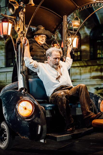 Freilicht-Aufführung „Der Brandnerkaspar schaut ins Paradies“: Der Boanlkramer kutschiert den Brandnerkaspar mit dem „Wagerl“ durch verschiedene Wetterlagen ins Paradies. | Foto: Lukas Sammetinger