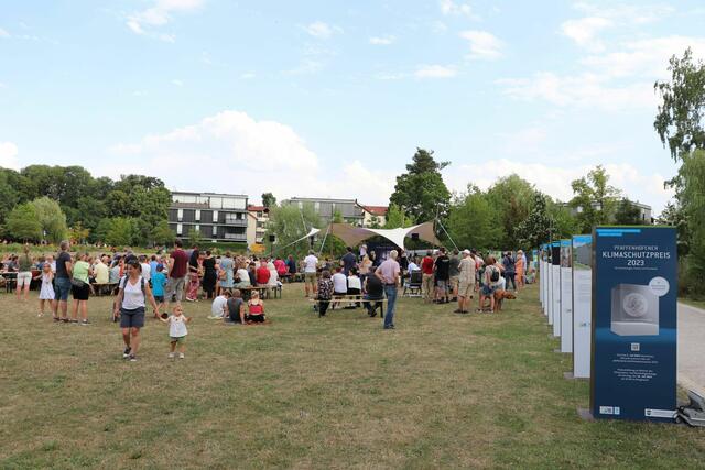 Bis auf den letzen Tisch waren alle Plätze zur Preisverleihung belegt.