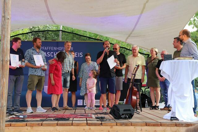 Den Sonderpreis der Jury für besonders nachhaltiges Verhalten erhielten die Bewohnerinnen und Bewohner der Wohnungsbau-Genossenschaft RaumPfaffenhofen e.G. mit dem Projekt „Solidarität statt Spekulation. Bezahlbarer Wohnraum durch Gemeinschaft“. 