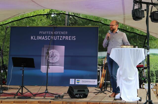 Vorstellung aller 15 Nominierten durch Andreas Herschmann, der Referent für Nachhaltigkeit, Energie und Klimaschutz im Stadtrat