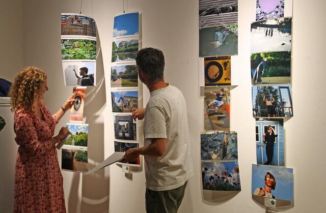 Julia Spitzenberger und Matthias Stadler enthüllen die Fotos von Emil Kirschner (Gewinner unter 18 Jahren), der bei der Siegerehrung nicht anwesend sein konnte.
