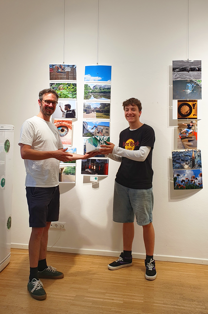 Emil Kirschner erhält nachträglich seinen Preis für den ersten Platz in der Kategorie unter 18 Jahren von Matthias Stadler. | Foto: Stadtjugendpflege