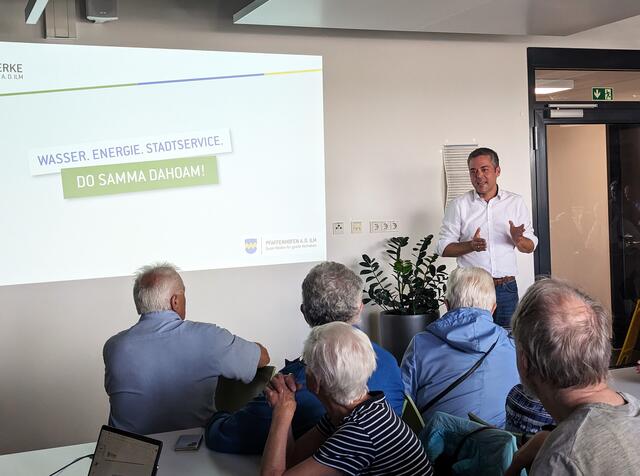 Bürgermeister Thomas Herker begrüßte die Ehrenamtliche des Seniorenbüros und der Bürgerhilfe.  | Foto: Stadtwerke