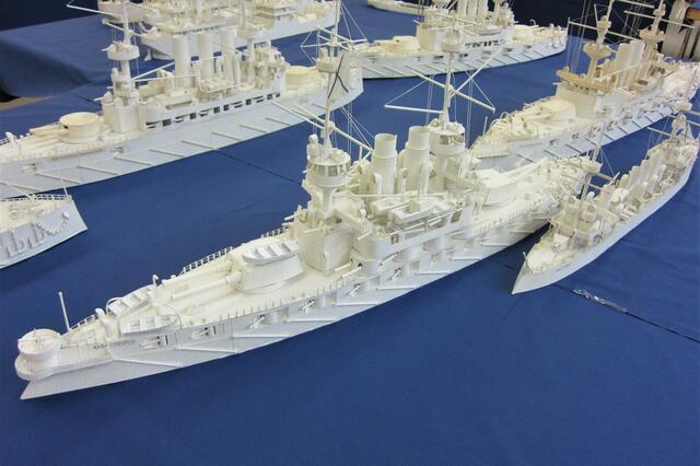 Die Ausstellung zeigt eine Vielzahl an Modellen, die sich zu kompletten Hafen- und Eisenbahnanlagen fügen.  | Foto: Oliver Stoll