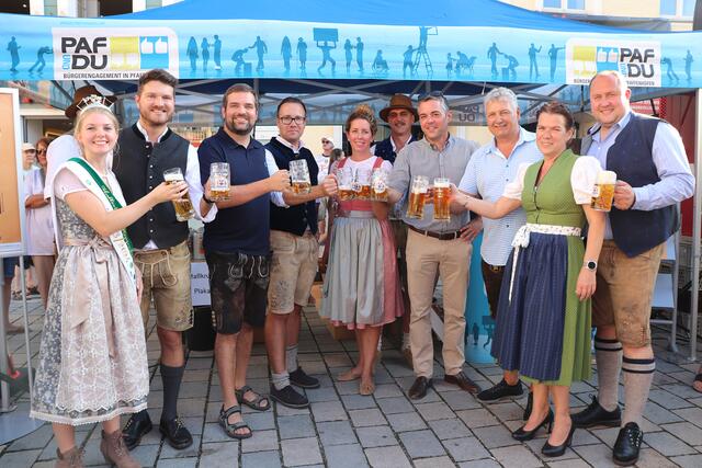Die Ehrengäste: v.l. Lena Schmid, Hallertauer Hopfenkönigin 2023/2024; Manuel Müller, Chef der Brauerei Müllerbräu; Richard Fischer, Volksfestreferent; Daniel Schneider, Festwirt; Julia Spitzenberger, Festwirtin; Siegfried Schön, Schaustellersprecher; Thomas Herker, Erster Bürgermeister; Peter Heinzlmair, Dritter Bürgermeister; Kerstin Schnapp, stellv. Landrätin; Philipp Schleef, Festwirt