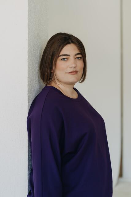 Nachdenklich wird es bei Alena Schröder, die in ihrem Fortsetzungsroman „Bei euch ist es immer so unheimlich still“ erneut auf der Spiegel-Bestsellerliste steht | Foto: Vanessa Wunsch