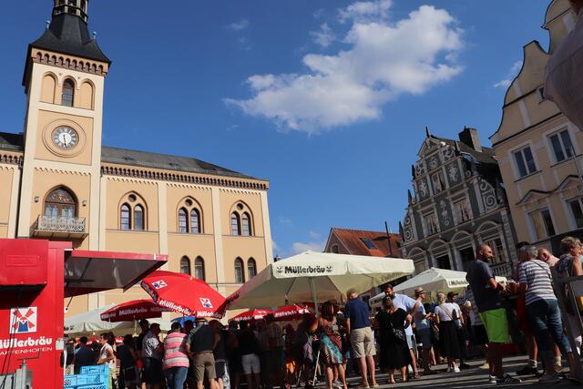 Hunderte Gäste tummelten sich auf dem unteren Hauptplatz und ließen sich Bio-Bier und Bio-Brezen schmecken.