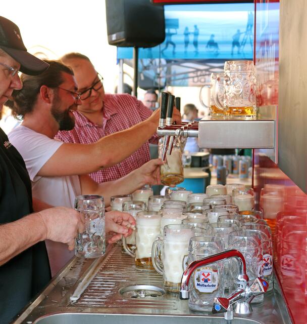 Die Mitarbeiterinnen und Mitarbeiter der Brauereien hatten alle Hände voll zu tun.