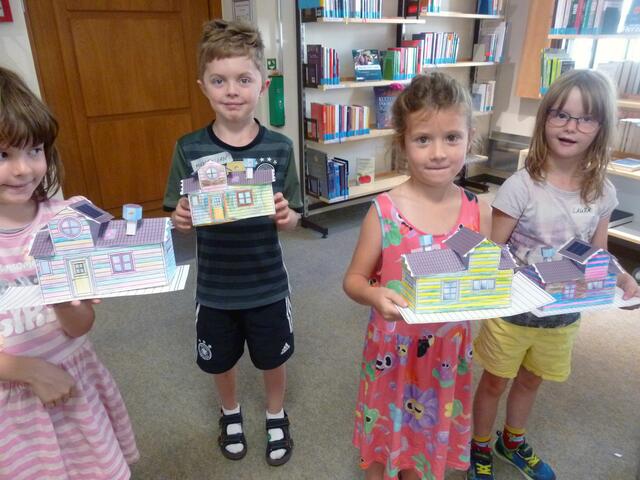 Stolz präsentieren sie ihre selbst gebastelten Häuser.  | Foto: © Stadtbücherei