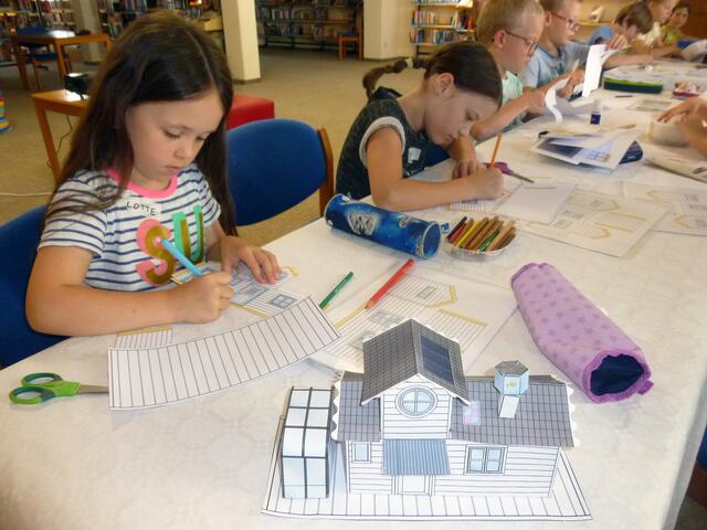 Fleißig basteln die Kleinen an ihren Häusern.  | Foto: © Stadtbücherei